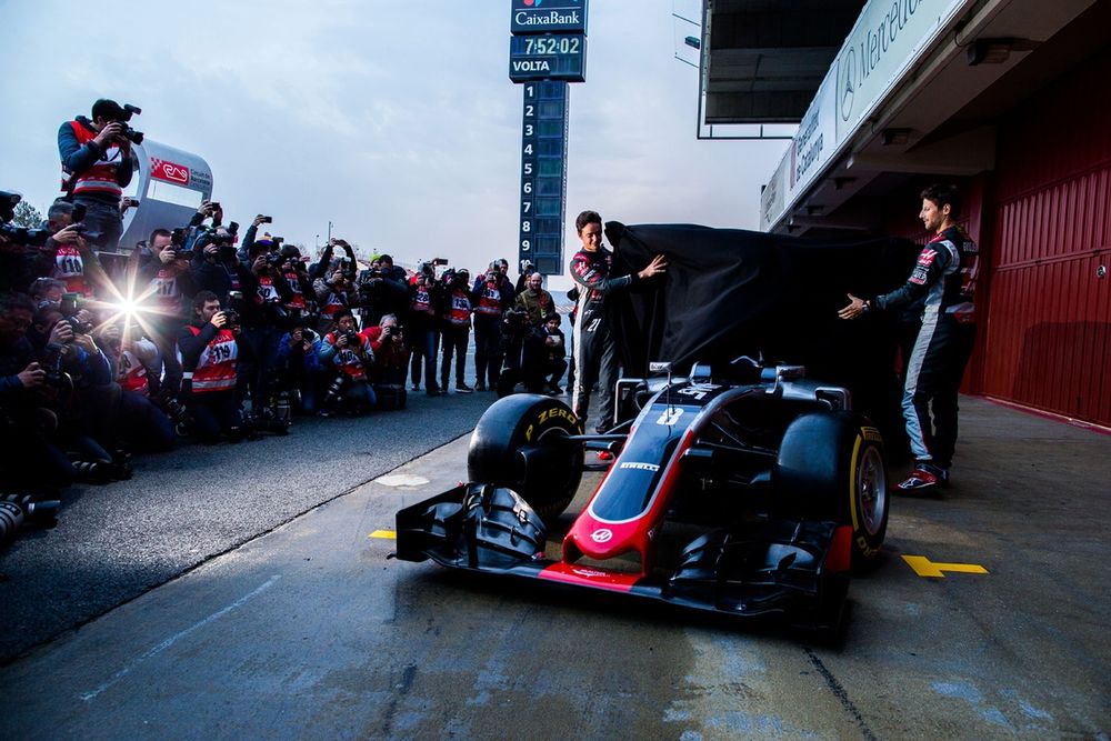 El momento de la presentación de Haas con Romain Grosjean y Esteban Gutiérrez.