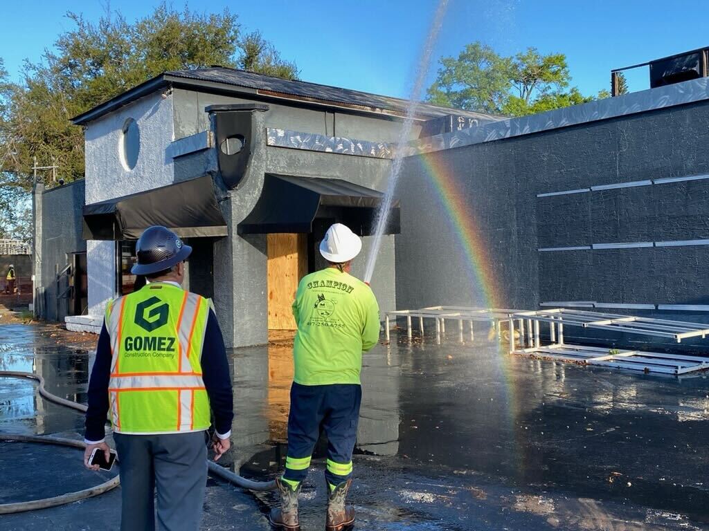 Aparece un arcoíris mientras los equipos de la ciudad riegan el edificio del club nocturno Pulse antes de que comenzara la demolición el miércoles 18 de marzo de 2026 (foto cortesía de la ciudad de Orlando).