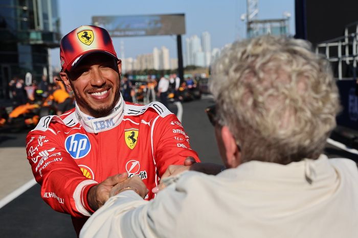 Lewis Hamilton, en un Ferrari junto a su madre, Carmen Lockhar