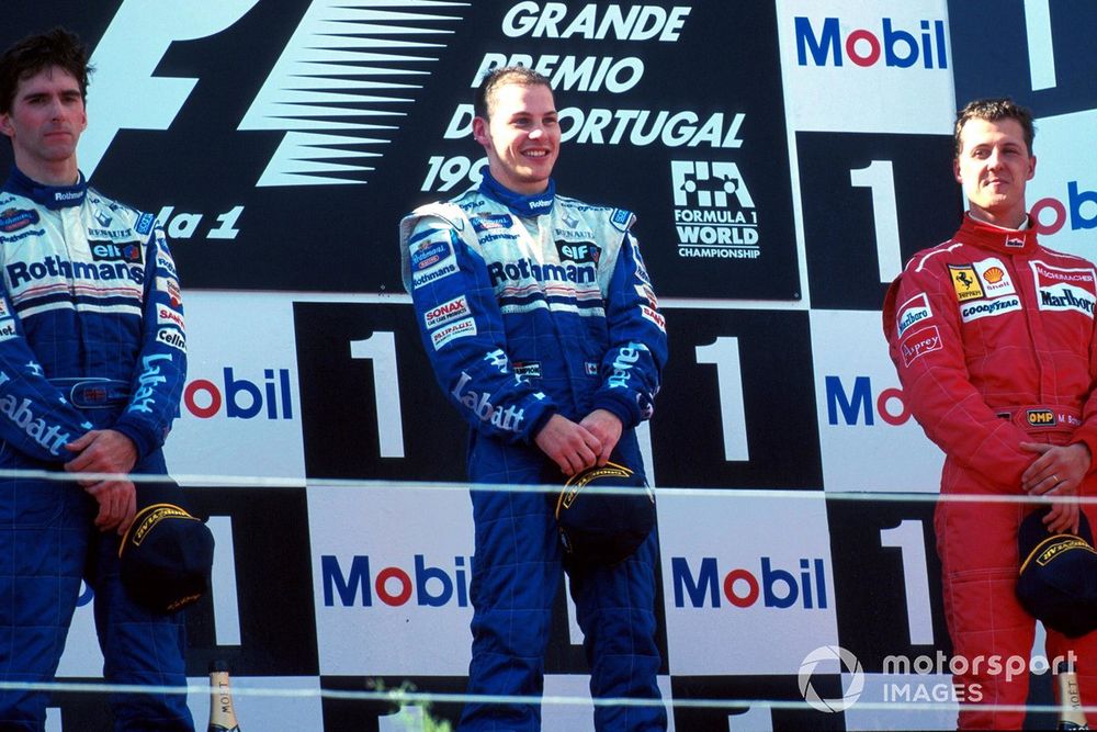 El podio del GP de Portugal de 1996 con Jacques Villeneuve, Damon Hill y Michael Schumacher.
