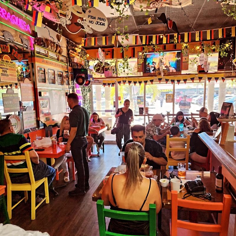 Vista interior del restaurante El Palacio de los frijoles Kendall