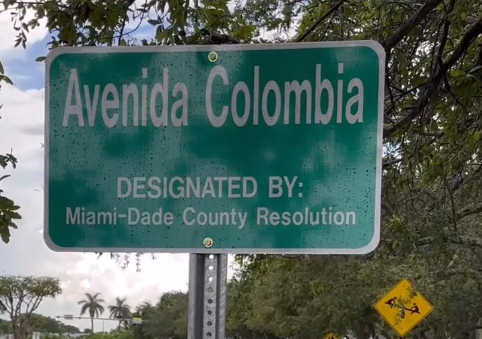 El comisionado de Miami-Dade, Roberto González, inauguró en 2025 una calle con el nombre “Avenida Colombia”.