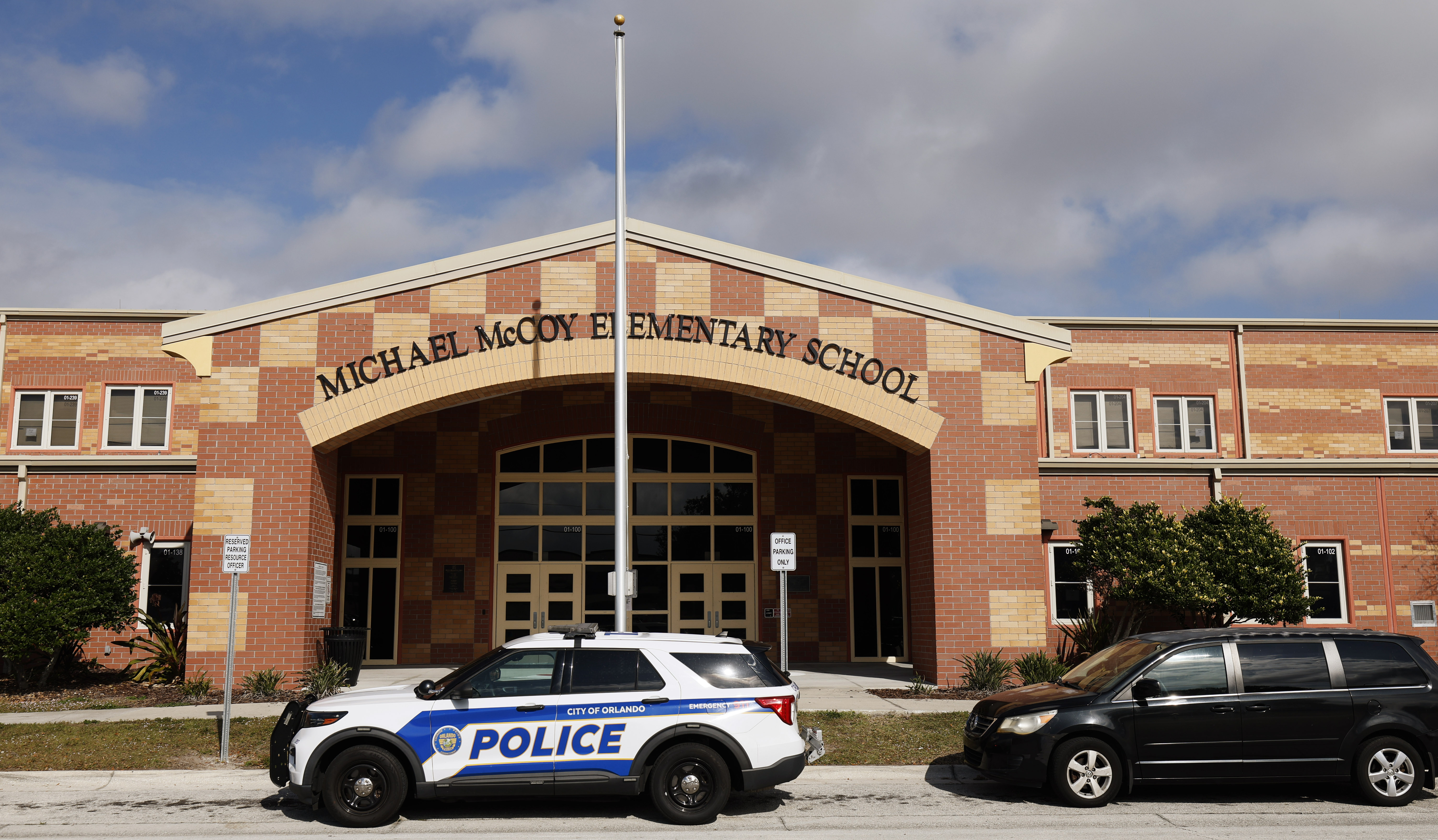 Exterior de la Escuela Primaria McCoy, el miércoles 7 de enero de 2026. Está previsto que la escuela pública del Condado de Orange esté cerrada. (Ricardo Ramírez Buxeda/Orlando Sentinel)