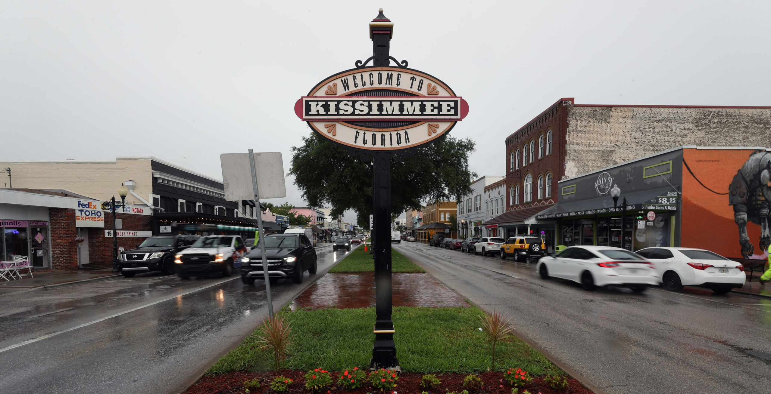 Cartel de Kissimmee en Broadway en el centro de Kissimmee, el lunes 12 de mayo de 2025. El centro de la ciudad se reducirá de dos carriles muy transitados en cada dirección a uno y las aceras se ampliarán en un esfuerzo por hacer que el centro de la ciudad sea más amigable para los peatones y al mismo tiempo reducir las velocidades de los vehículos. (Ricardo Ramírez Buxeda/Orlando Sentinel)