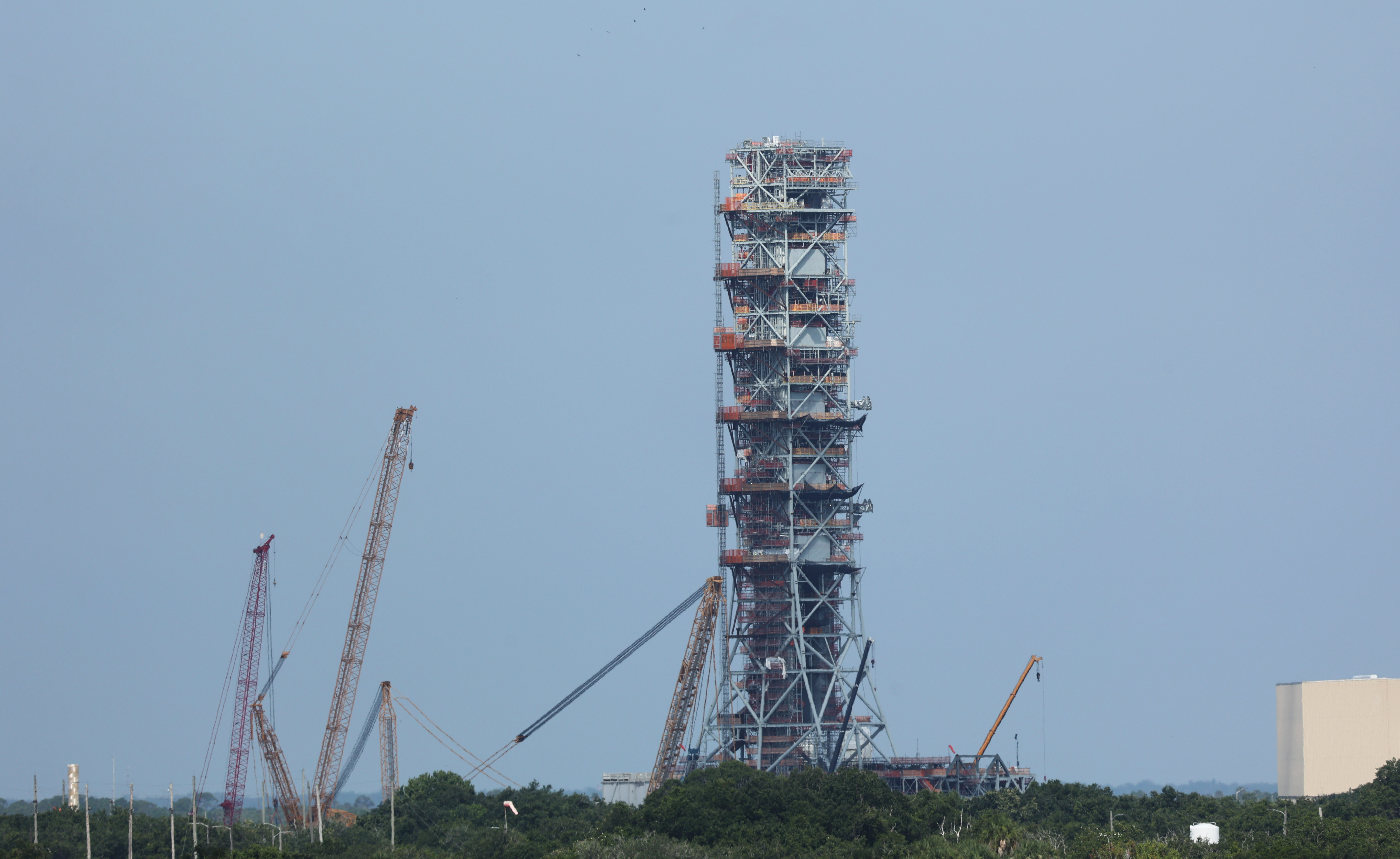 Mobile Launcher 2 en construcción, visto desde The Gantry en LC-39 durante una gira de prensa por The Gantry en LC-39, una nueva experiencia para los visitantes del Complejo de Visitantes del Centro Espacial Kennedy, el jueves 10 de julio de 2025. (Ricardo Ramirez Buxeda/Orlando Sentinel)