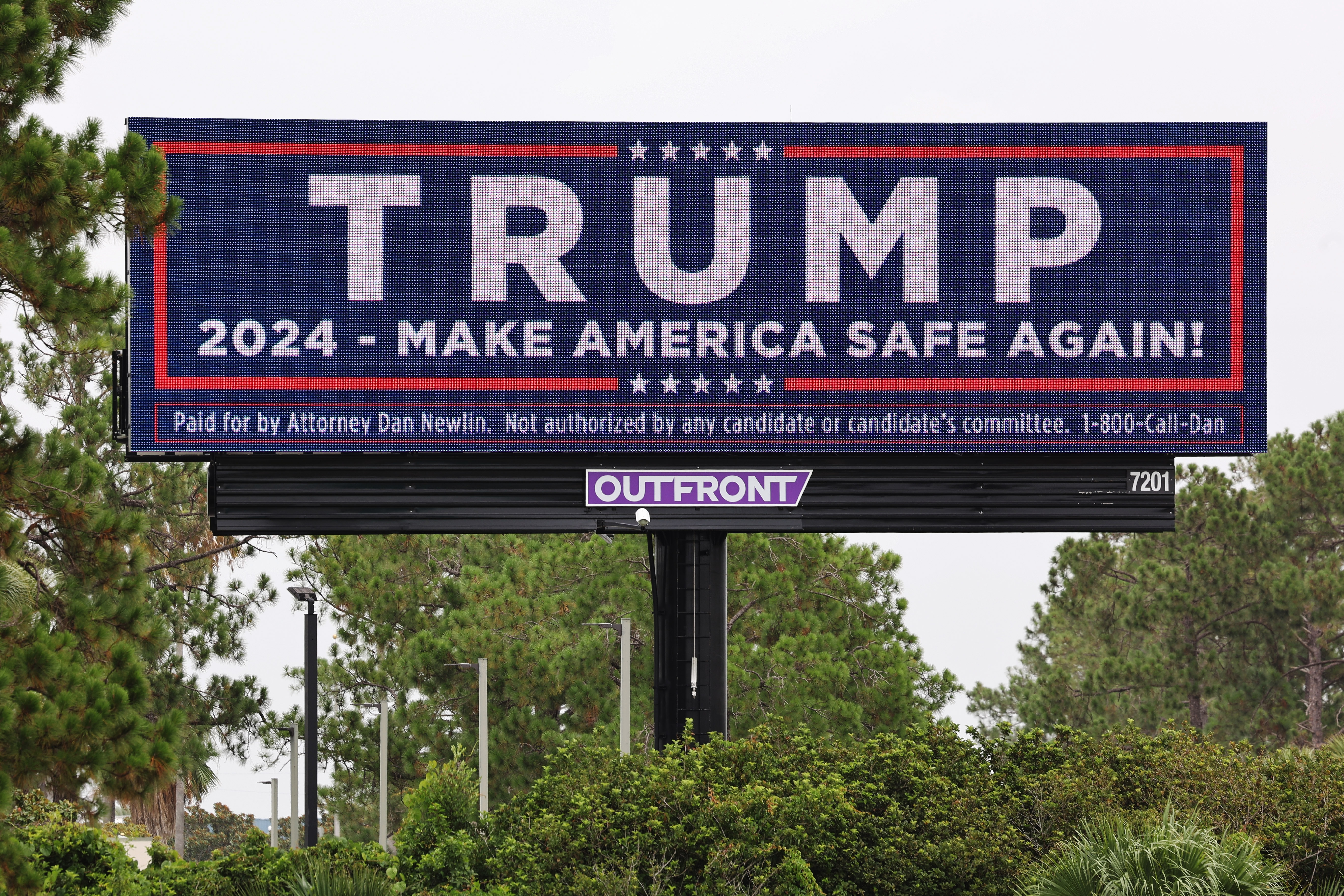 Anuncios en vallas electrónicas del abogado Dan Newlin y anuncios políticos de Donald Trump también pagados por el abogado; a lo largo de la I-4 cerca de la salida 78 de Conroy Road, el miércoles 10 de julio de 2024. (Ricardo Ramirez Buxeda/ Orlando Sentinel)