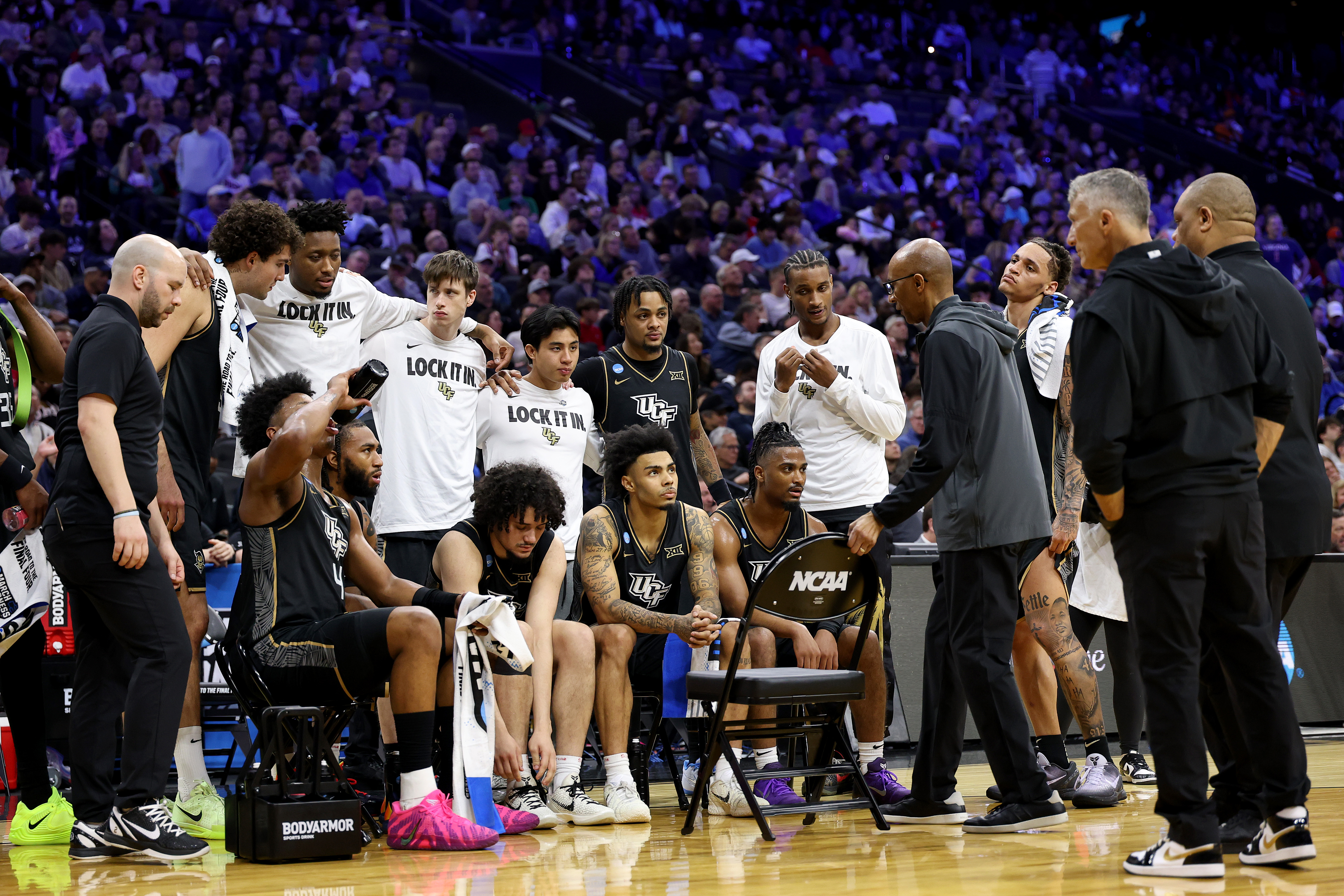El entrenador en jefe Johnny Dawkins de los UCF Knights reúne a sus jugadores contra los UCLA Bruins durante la segunda mitad de la primera ronda del Torneo de baloncesto masculino de la NCAA 2026 en Xfinity Mobile Arena el 20 de marzo de 2026 en Filadelfia, Pensilvania. (Foto de Emilee Chinn/Getty Images)