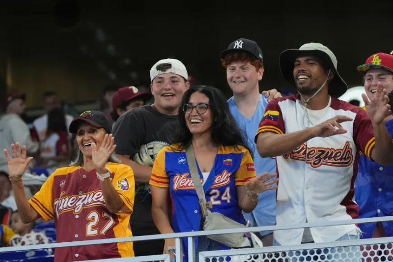 Los fanáticos de Venezuela animan a su selección durante el partido contra Holanda el viernes.