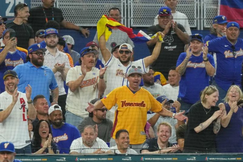 La afición venezolana apoya al equipo en Miami el viernes.