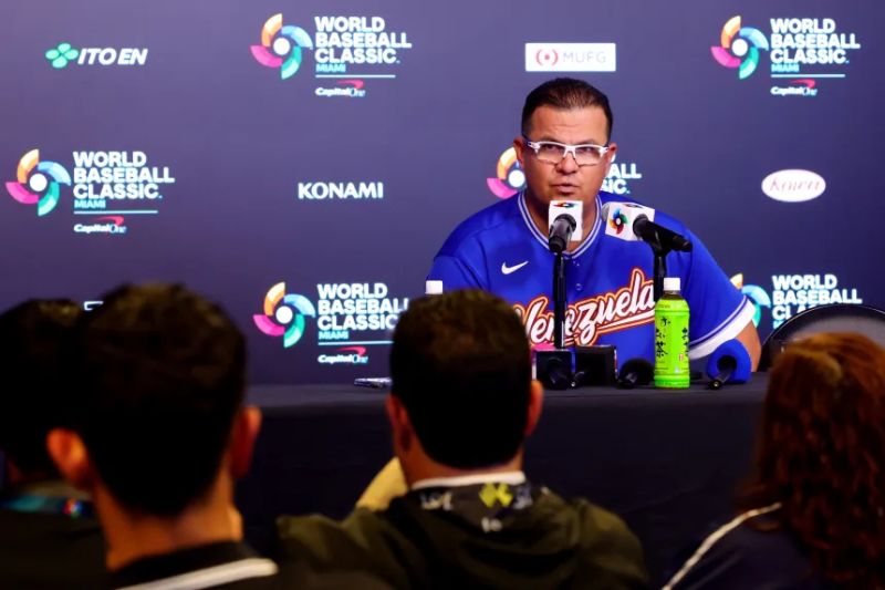 El técnico de Venezuela Omar López habla con los medios antes de un partido contra Nicaragua.