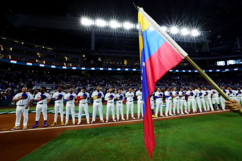 Los miembros del equipo de Venezuela se encuentran de pie durante el himno nacional antes de su partido en Miami el viernes.