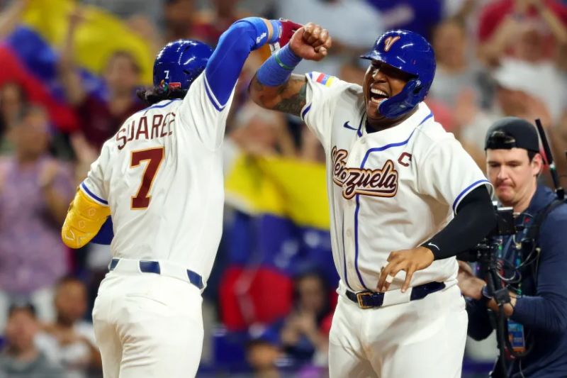 Eugenio Suárez, a la izquierda, celebra un jonrón con el capitán Salvador Pérez el sábado. Venezuela derrotó a Israel 11-3.