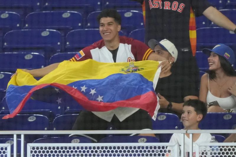 Un aficionado ondea una bandera de Venezuela durante la victoria por 6-2 contra Holanda el viernes.