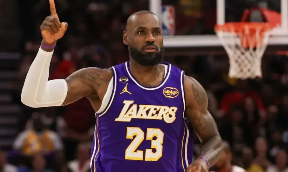 La clasificación de Los Angeles Lakers a Playoffs le asegura otro récord a LeBron James: ¿a qué leyenda alcanzó? | Sporting News Argentina
