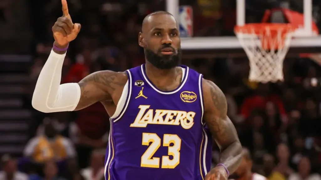 La clasificación de Los Angeles Lakers a Playoffs le asegura otro récord a LeBron James: ¿a qué leyenda alcanzó? | Sporting News Argentina