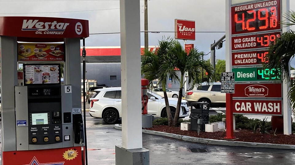 Precio de gasolina en Florida alcanzó los $4.12 por conflicto con Irán