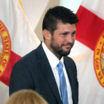 Maxwell: Primero Starbucks, ahora la NFL es el objetivo de la cruzada DEI de Florida