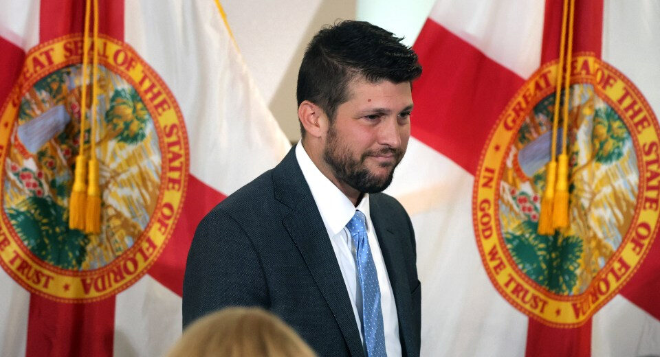 Maxwell: Primero Starbucks, ahora la NFL es el objetivo de la cruzada DEI de Florida