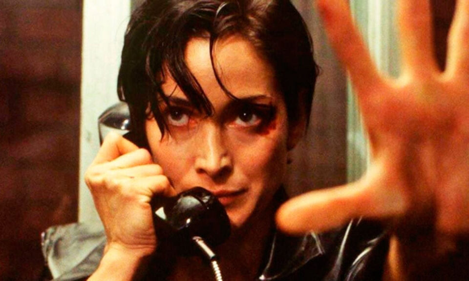 A pesar del éxito de ‘Matrix’, Carrie-Anne Moss estaba arruinada: “Tengo que hacer de camarera mientras se estrena esta gran película”
