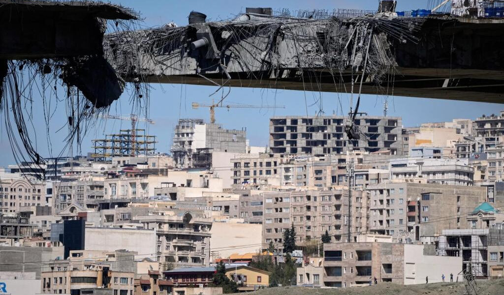 Dos aviones estadounidenses derribados mientras se intensifica la guerra en Irán. Falta al menos 1 miembro de la tripulación