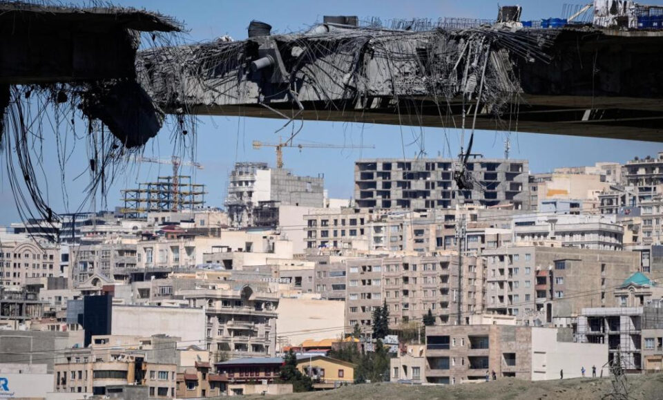 Dos aviones estadounidenses derribados mientras se intensifica la guerra en Irán. Falta al menos 1 miembro de la tripulación