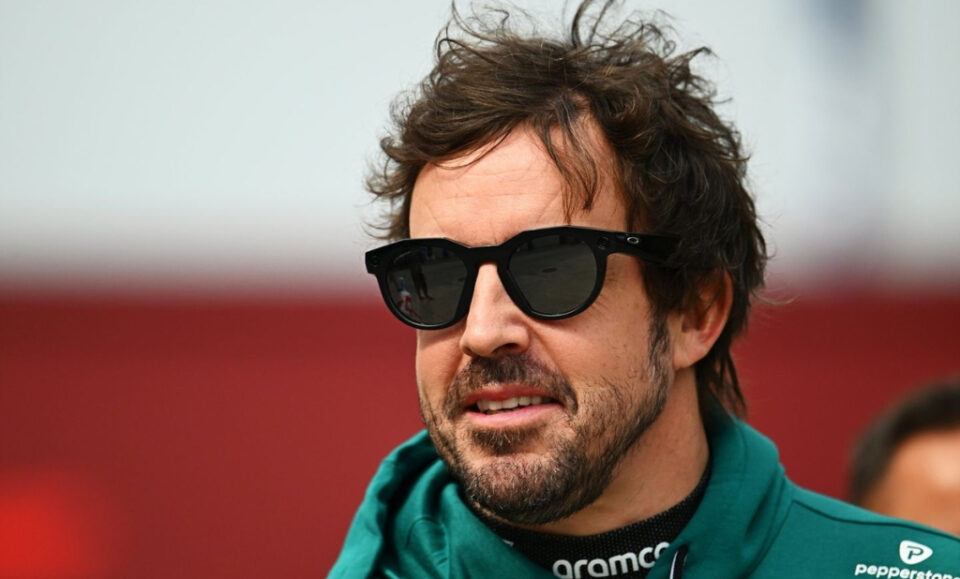 Fernando Alonso comparte un emotivo regalo de la F1 tras el nacimiento de su hijo