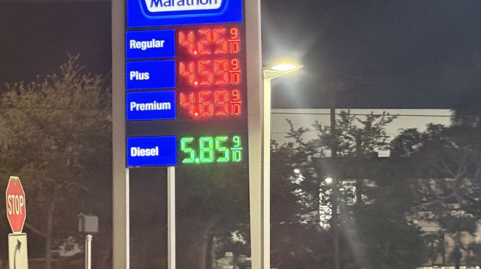 Gasolina en Florida sigue subiendo y alcanza $4.19 por crisis en Irán