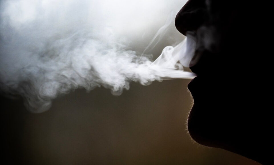 No solo echar humo: el condado de Orange apunta a las tiendas de vapeo