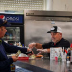¿Este restaurante dentro de una tienda de llantas tiene la mejor hamburguesa de San Petersburgo?