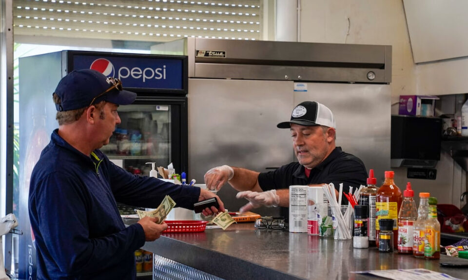 ¿Este restaurante dentro de una tienda de llantas tiene la mejor hamburguesa de San Petersburgo?