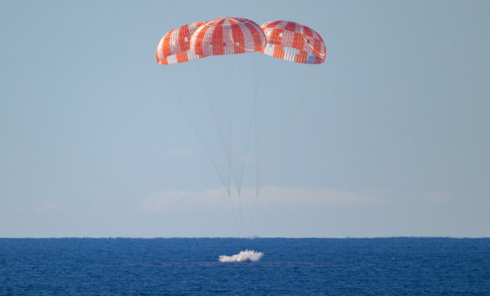 Imágenes: la tripulación de Artemis II regresa a la Tierra después del aterrizaje de Orion