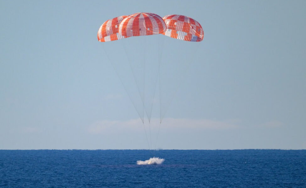 Imágenes: la tripulación de Artemis II regresa a la Tierra después del aterrizaje de Orion