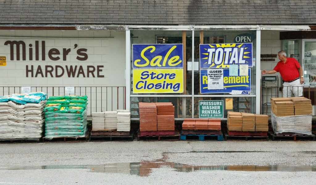 Dos populares ferreterías de Florida Central cerrarán cuando sus propietarios se jubilen