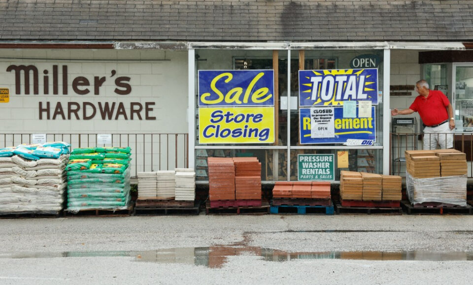 Dos populares ferreterías de Florida Central cerrarán cuando sus propietarios se jubilen