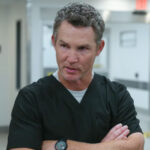 La escena eliminada de ‘The Pitt’ que habría confirmado uno de los flirteos más obvios del hospital