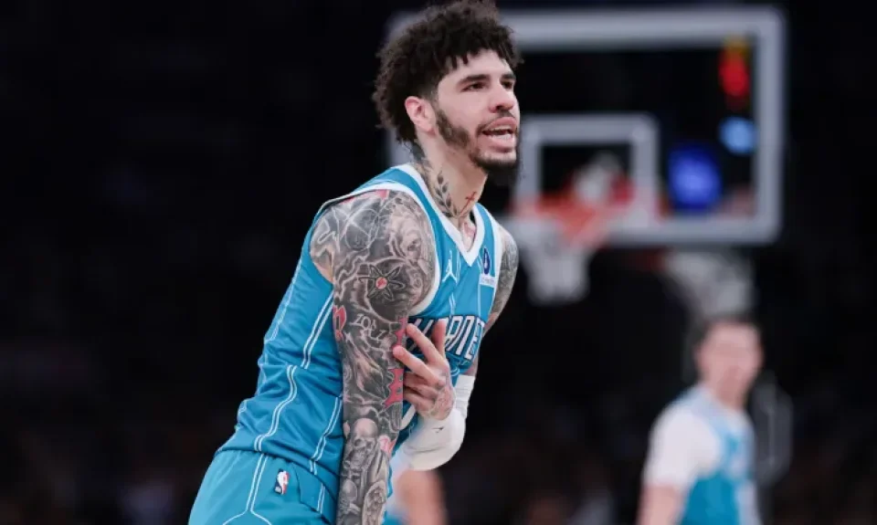 LaMelo Ball salva la temporada de Charlotte Hornets: triunfo ante Miami Heat en partidazo del Play-In  | Sporting News Argentina