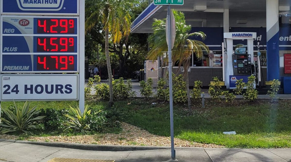 Gasolina en Florida baja ocho centavos a pesar de crisis del Medio Oriente