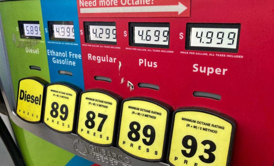 Editorial: DeSantis podría dar a los floridanos un respiro con el recorte del impuesto a la gasolina