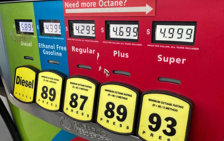 Editorial: DeSantis podría dar a los floridanos un respiro con el recorte del impuesto a la gasolina