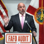 Maxwell: los legisladores de Florida se eximieron de la represión del comercio de acciones