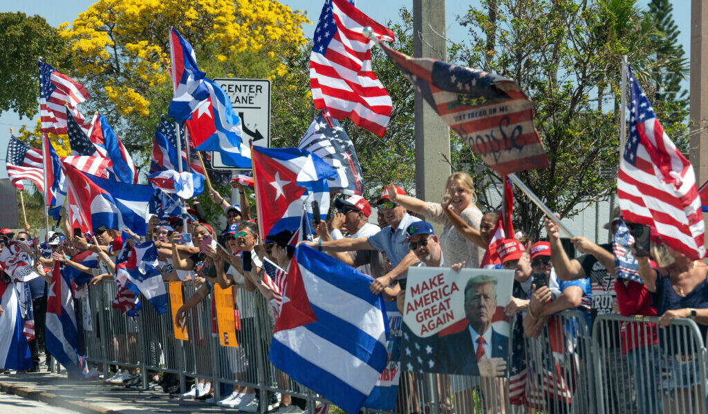 La aprobación de Trump se desploma entre los votantes latinos, excepto en Florida, según una nueva encuesta
