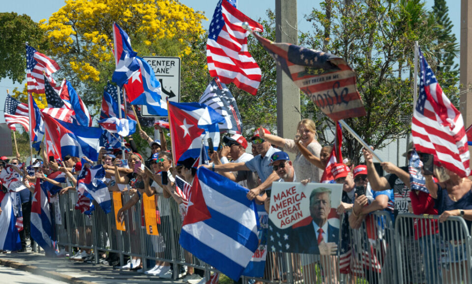 La aprobación de Trump se desploma entre los votantes latinos, excepto en Florida, según una nueva encuesta