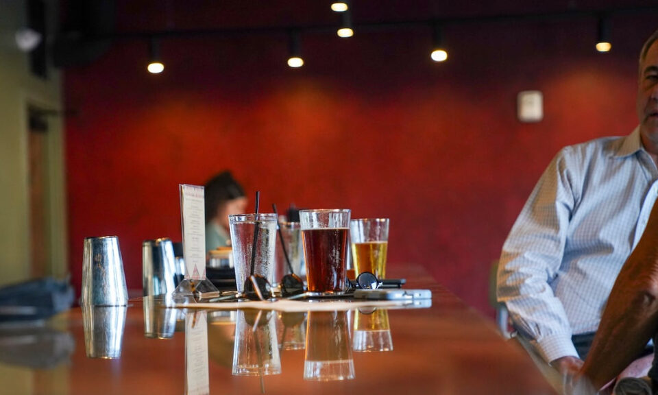 ¿Los restaurantes no te ofrecen agua del grifo? He aquí por qué