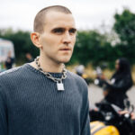 Muchos se han frustrado con el final de ‘Pillion’ porque cambia la novela original, pero era la única manera posible de acabar bien esta historia