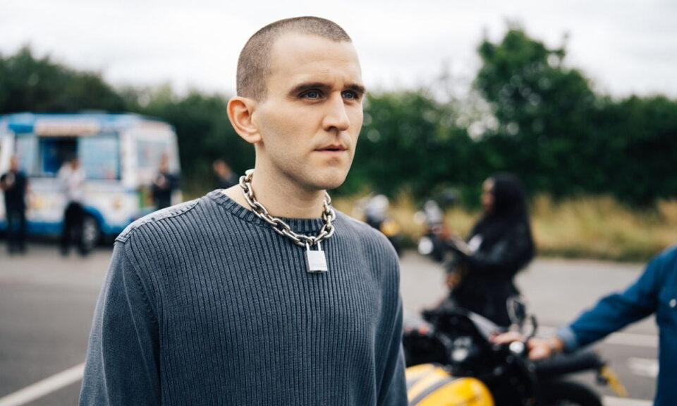 Muchos se han frustrado con el final de ‘Pillion’ porque cambia la novela original, pero era la única manera posible de acabar bien esta historia