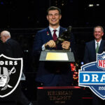 Quin es Fernando Mendoza? El primer pick del Draft de la NFL 2026 y nuevo jugador de Raiders