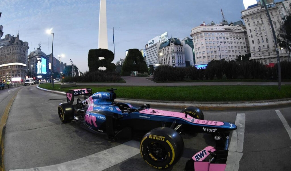 El Lotus E20 que manejará Franco Colapinto pasó por el Obelisco de Buenos Aires