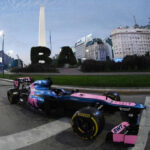 El Lotus E20 que manejará Franco Colapinto pasó por el Obelisco de Buenos Aires