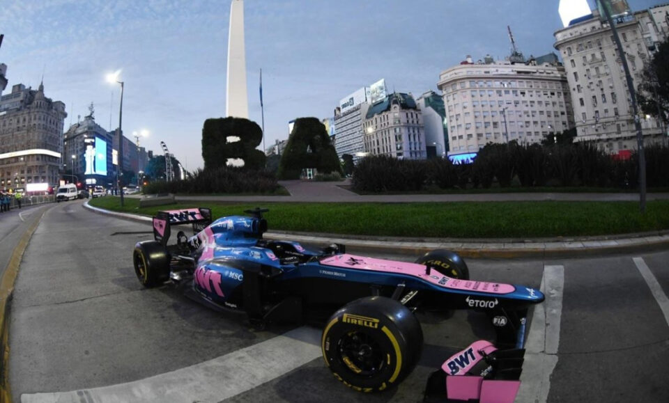 El Lotus E20 que manejará Franco Colapinto pasó por el Obelisco de Buenos Aires