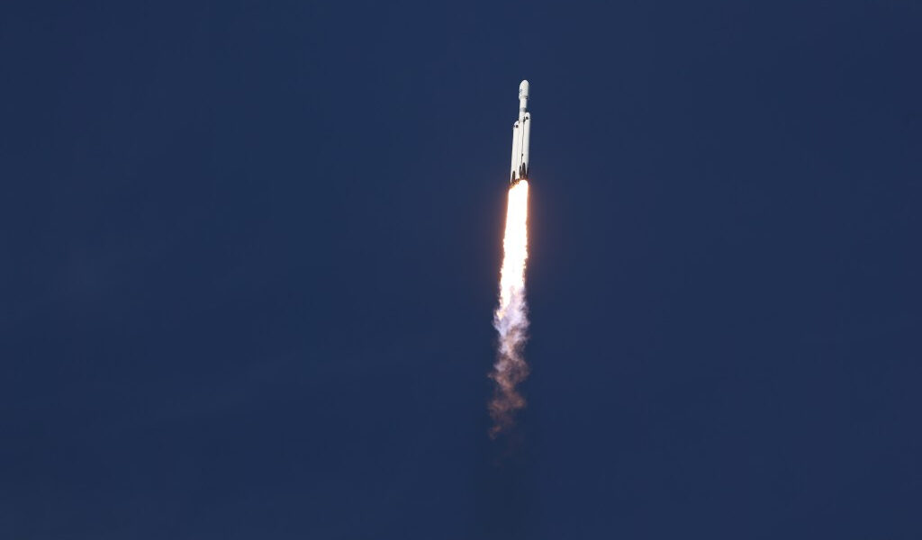Sonic explota en la tienda el lunes por la mañana con el primer lanzamiento de SpaceX Falcon Heavy desde 2024